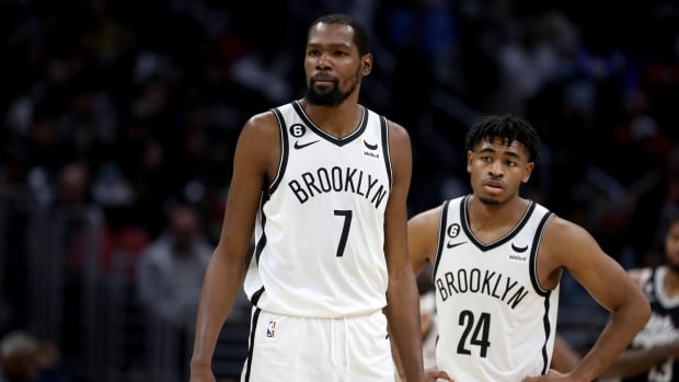  Brooklyn Nets forward Kevin Durant (7) and guard Cam Thomas (24)